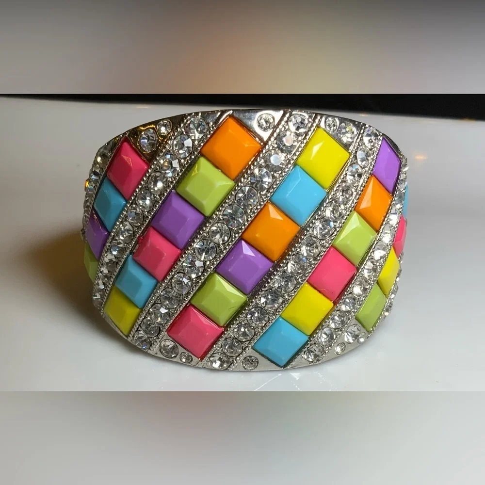 Vintage Bracelet Features a Bold, Colorful Design EUC